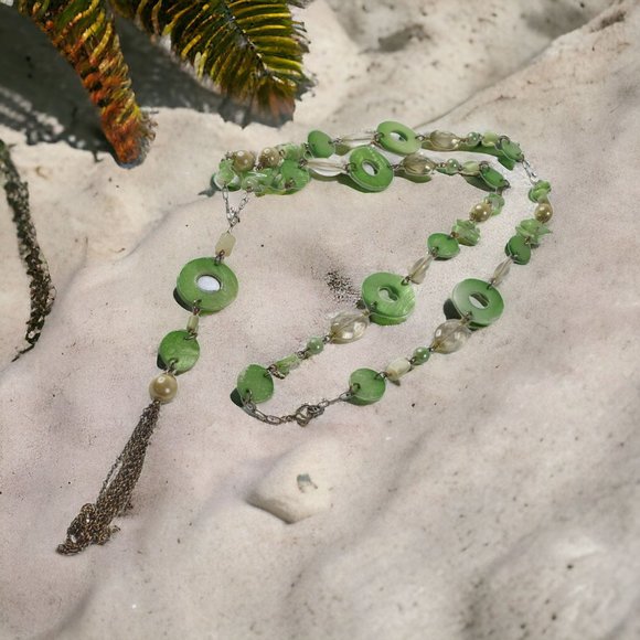 Dyed Mother Of Pearl 18 Inch Pendant Necklace Green White Plastic Glass Chain - Picture 1 of 6